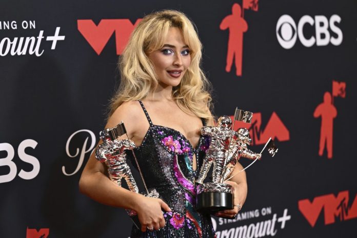 The White House should
stop feuding with celebrities and get back to work